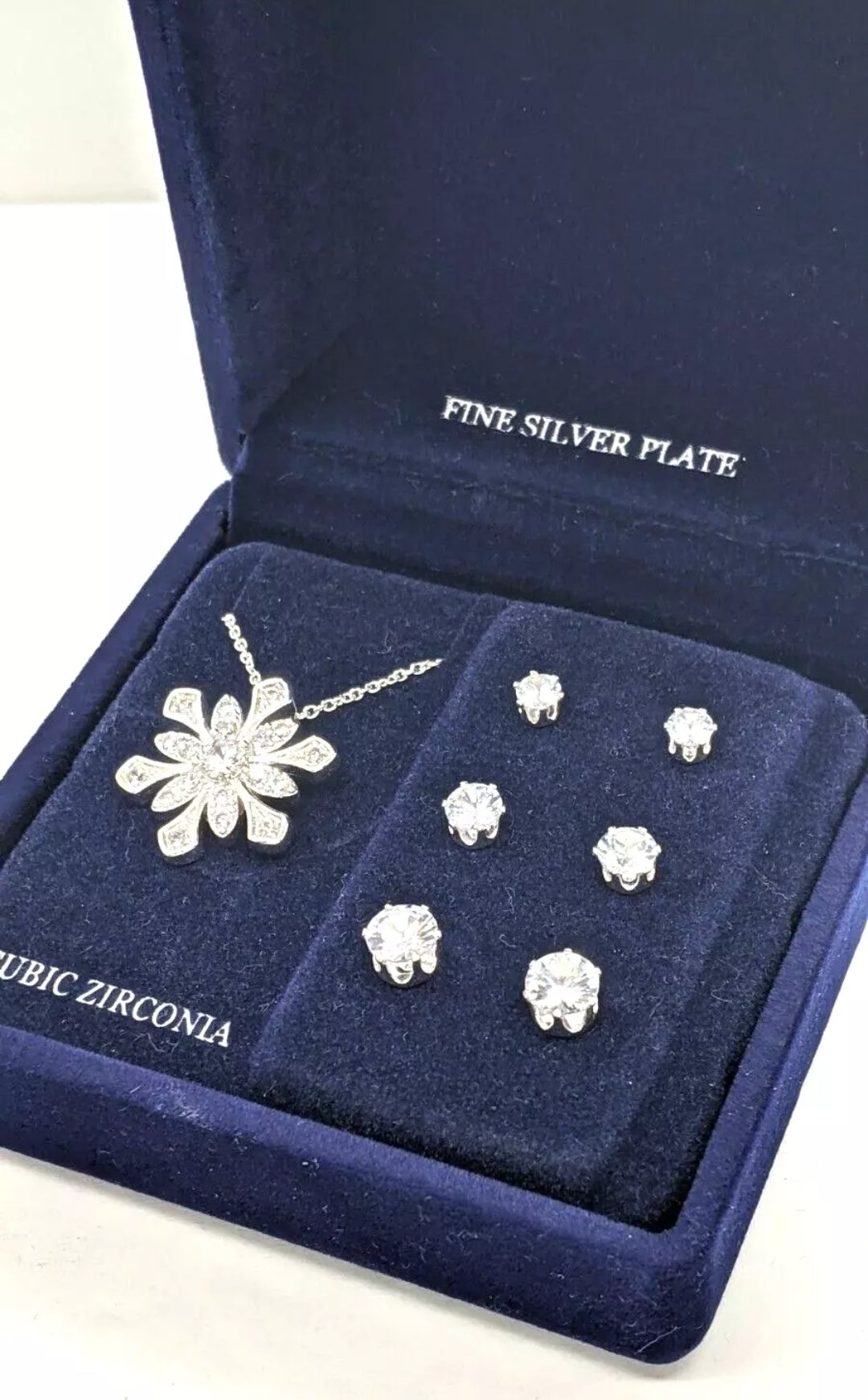 Woman's Silver Snowflake Necklace Solitaire Stud Earrings 4 Piece Set Silver Plate